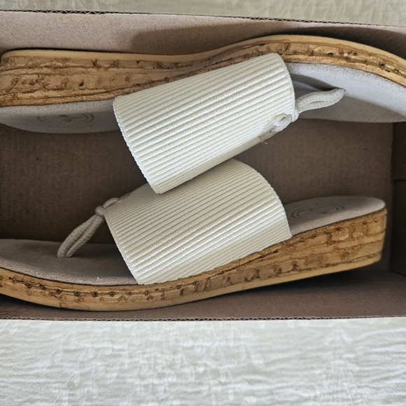 NWOT Charleston Shoe Co IOP Sandal in Pearl - Picture 5 of 8